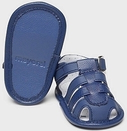 Пинетки - сандалии синего цвета от бренда Mayoral