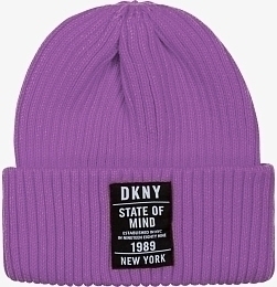Шапка сиреневого цвета с надписью DKNY от бренда DKNY