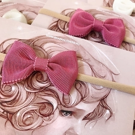 Бантик Chloe на повязке розовый от бренда Skazkalovers
