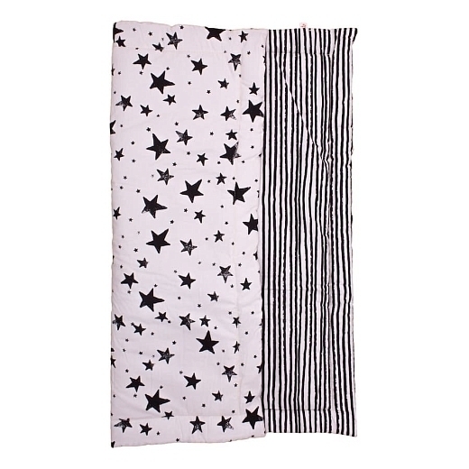 Игоровой коврик с черными звездами и полосками от бренда Noe&Zoe