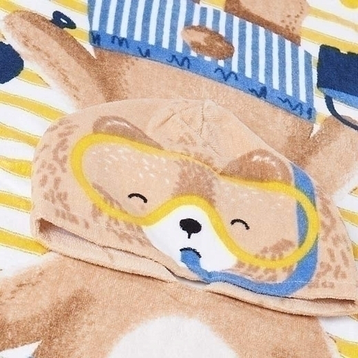 Жёлтое полотенце с вышитым медведем на пляже от бренда Mayoral