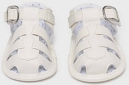 Пинетки - сандалии белого цвета от бренда Mayoral