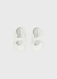 Туфли белые с фатиновыми бантиками от бренда Mayoral