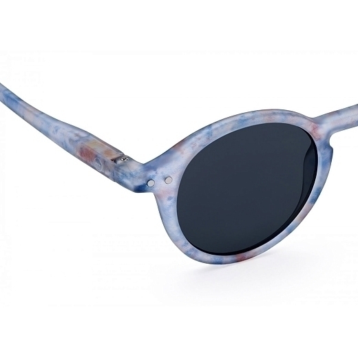 Солнцезащитные очки в разноцветной оправе от бренда IZIPIZI