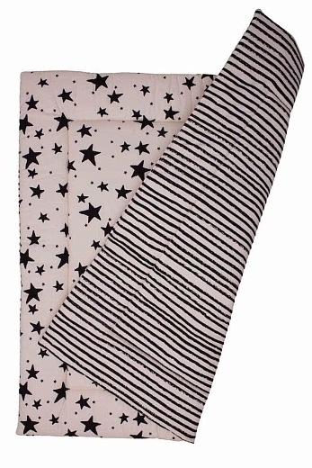 Игоровой коврик с черными звездами и полосками от бренда Noe&Zoe