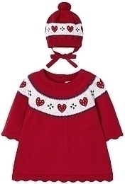 Платье с принтом сердец и шапка от бренда Mayoral