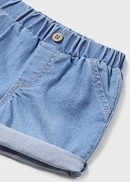 Футболка полосатая с джинсовыми шортами от бренда Mayoral