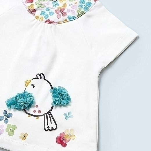 Комплект одежды: 2 футболки и 2 шорт с попугаями от бренда Mayoral