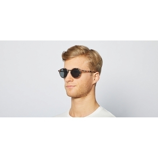 Солнцезащитные очки в оправе пастельных цветов от бренда IZIPIZI