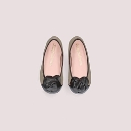 Туфли бежевые с черным цветком от бренда PRETTY BALLERINAS