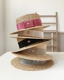 Соломенная шляпа-канотье с пчелой с бежевой лентой от бренда Skazkalovers