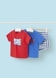 Футболка красного и синего цветов с шортами от бренда Mayoral