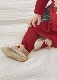 Туфли золотистые с фатиновыми бантиками от бренда Mayoral