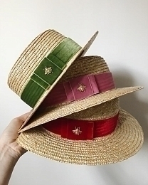 Соломенная шляпа-канотье с бархатной зеленой лентой от бренда Skazkalovers