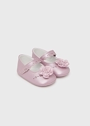 Туфельки на липучке с цветком розовые от бренда Mayoral