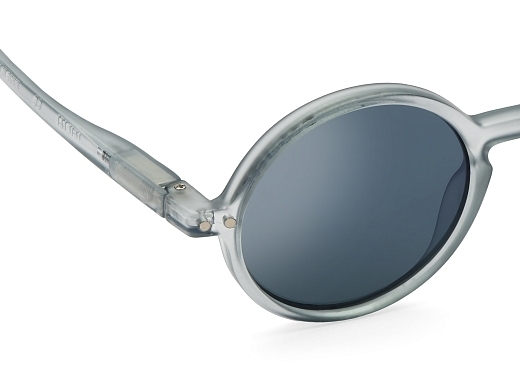 Солнцезащитные очки морозно-голубого цвета от бренда IZIPIZI