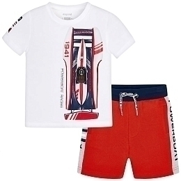 Комплект: футболка с машиной, шорты красные от бренда Mayoral