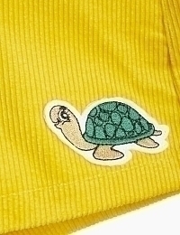 Шорты желтые с изображением черепахи от бренда Mini Rodini