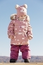 Куртка и полукомбинезон розового цвета с мишками и манишкой от бренда Deux par deux