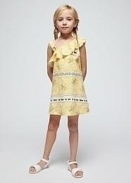 Платье жетого цвета с воланом от бренда Mayoral