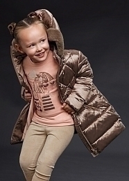 Свитшот с принтом девочек и легинсы бежевого цвета от бренда Mayoral