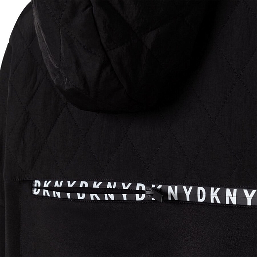 Ветровка черного цвета с надписью DKNY от бренда DKNY