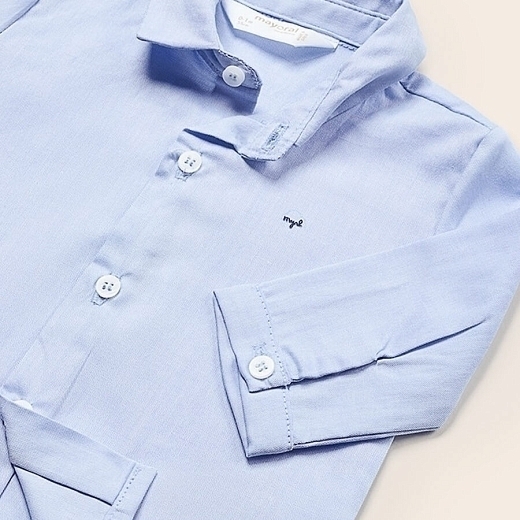 Рубашка голубого цвета с бабочкой в горох от бренда Mayoral