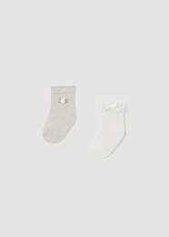 Носки бежевые и белые 2 шт от бренда Mayoral