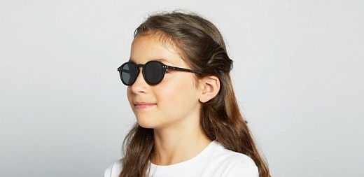 Солнцезащитные очки в оправе черного цвета от бренда IZIPIZI