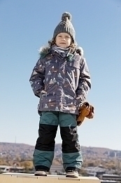 Куртка серая с принтом зимнего пейзажа, манишка и полукомбинезон от бренда Deux par deux