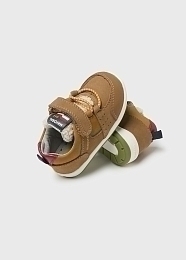 Кроссовки светло-коричневые на липучке от бренда Mayoral