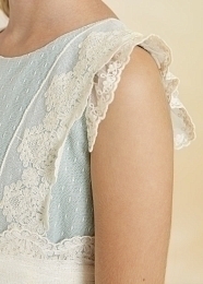 Бирюзовое платье без рукавов с сетчатой отделкой и поясом от бренда Abel and Lula