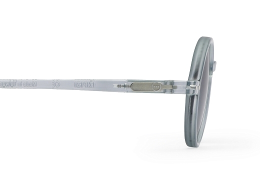 Солнцезащитные очки морозно-голубого цвета от бренда IZIPIZI