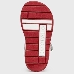 Белые сандалии с красной подошвой от бренда Mayoral