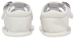 Пинетки - сандалии белого цвета от бренда Mayoral