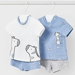 Комплект одежды: 2 футболки и 2 шорт с жирафами от бренда Mayoral