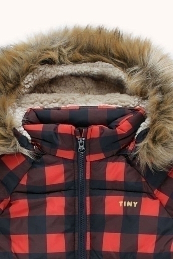 Куртка в красно-черную клетку от бренда Tinycottons